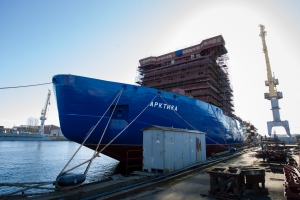 Строящийся головной ледокол проекта 22220 "Арктика" у причала Балтийского завода в Санкт-Петербурге