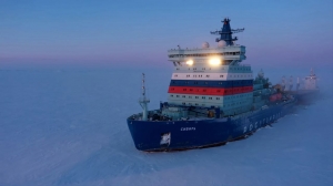 Атомный ледокол «Сибирь» обеспечил первую в этом году постановку судна к ледовому причалу 