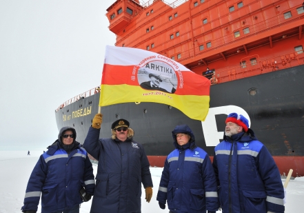 Атомный ледокол «50 лет Победы» доставил в Мурманск участников конференции, приуроченной к 40-летию похода а/л «Арктика» на Северный полюс