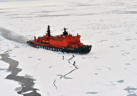 Атомный ледокол «50 лет Победы» Росатомфлота с туристами на борту отправился на Северный полюс