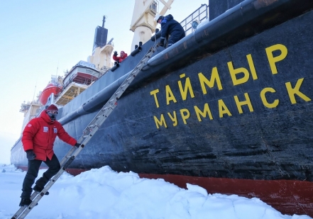 Атомный ледокол «Таймыр» пришел на помощь путешественникам