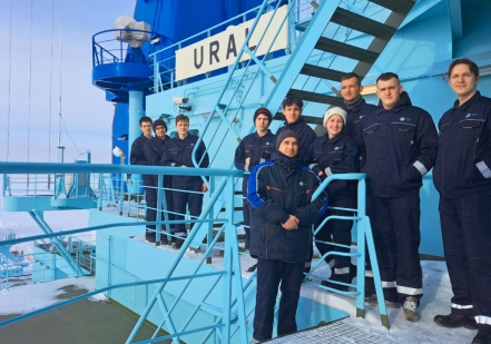 На атомных ледоколах проходят плавательную практику курсанты из Владивостока
