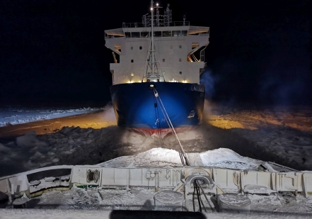 Росатомфлот вывел заблокированное судно из Енисейского залива