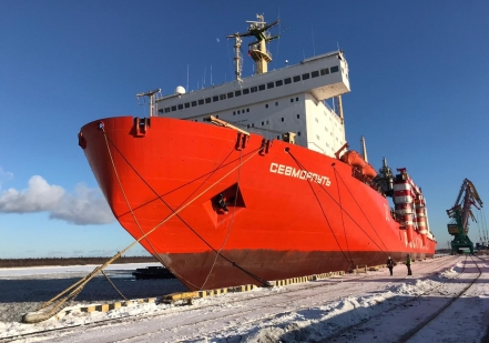 Атомный контейнеровоз «Севморпуть» Росатомфлота встал под погрузку в морском порту Архангельск