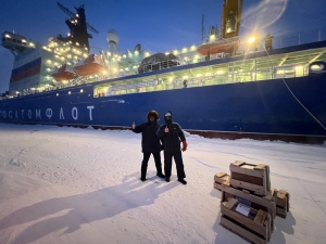 Атомный ледокол «Урал» доставил спутниковое оборудование в самый северный поселок России