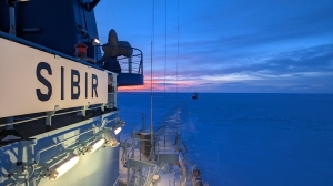 Атомный ледокол «Сибирь» завершил проводку судна в порт Певек