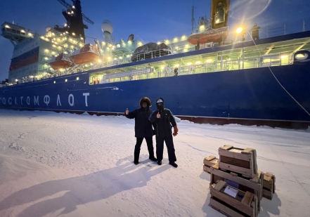 Атомный ледокол «Урал» доставил спутниковое оборудование в самый северный поселок России