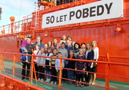 Юные художники Росатомфлота посетили атомоход «50 лет Победы»