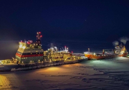 Впервые атомоход провел судно высокого ледового класса методом буксировки «вплотную»