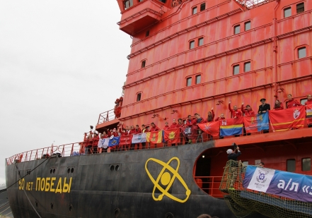 Атомоход «50 лет Победы» направился в тематический рейс на Северный полюс