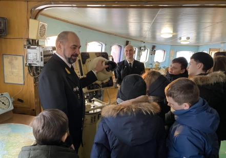 Генеральный директор Росатомфлота Леонид Ирлица провел экскурсию для учащихся