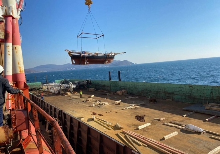 Атомный контейнеровоз «Севморпуть» доставил шхуну для юных моряков Приморья